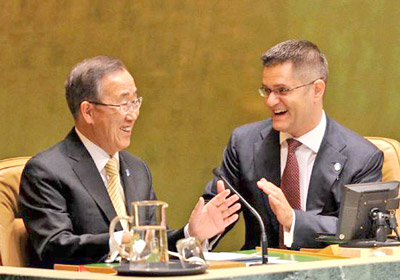 Tổng thư ký LHQ Ban Ki-moon (trái) trao đổi với ông Vuk Jeremic, Chủ tịch khóa họp lần thứ 67 của Đại hội đồng LHQ tại phiên khai mạc.